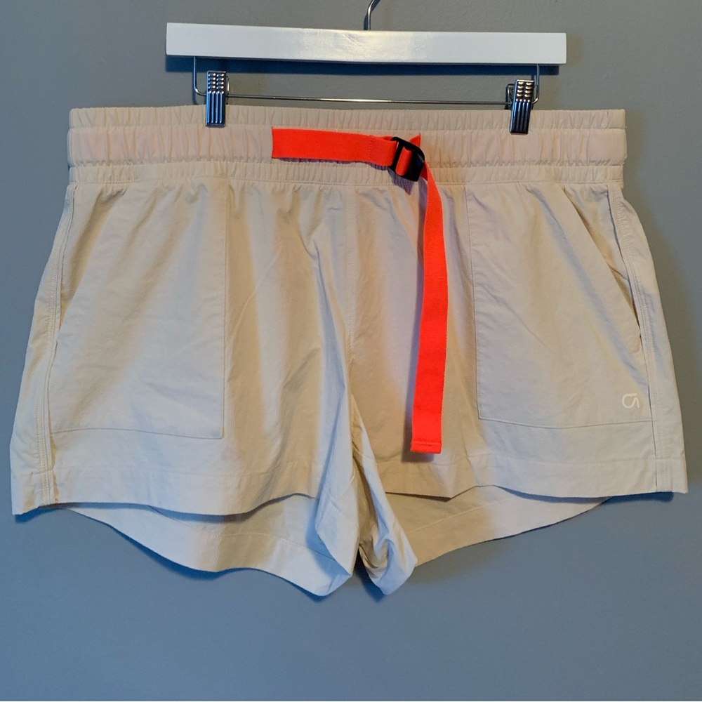 GAP Fit Shorts - XL (Cream/Off White)